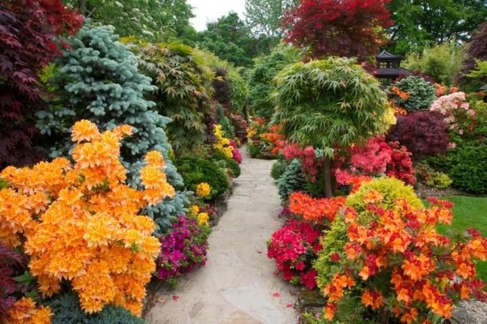 piękne ogrody wspaniałe kwiaty wokół ścieżki ogrodowej