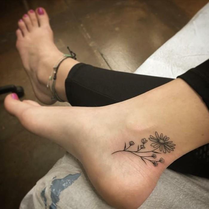 beaux tatouages ​​sur la cheville fleuris et féminins