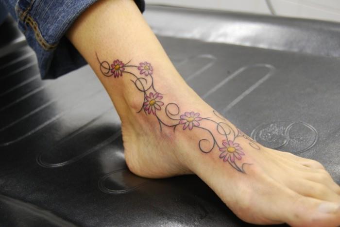 beaux tatouages ​​​​pour les fleurs colorées à la cheville