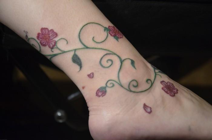 beaux tatouages ​​​​pour la cheville avec des motifs floraux