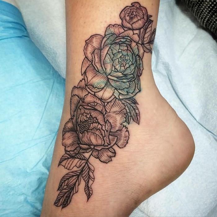 beaux tatouages ​​​​pour femmes fleurs sur la cheville