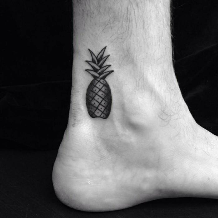 beaux tatouages ​​​​pour hommes ananas sur la cheville