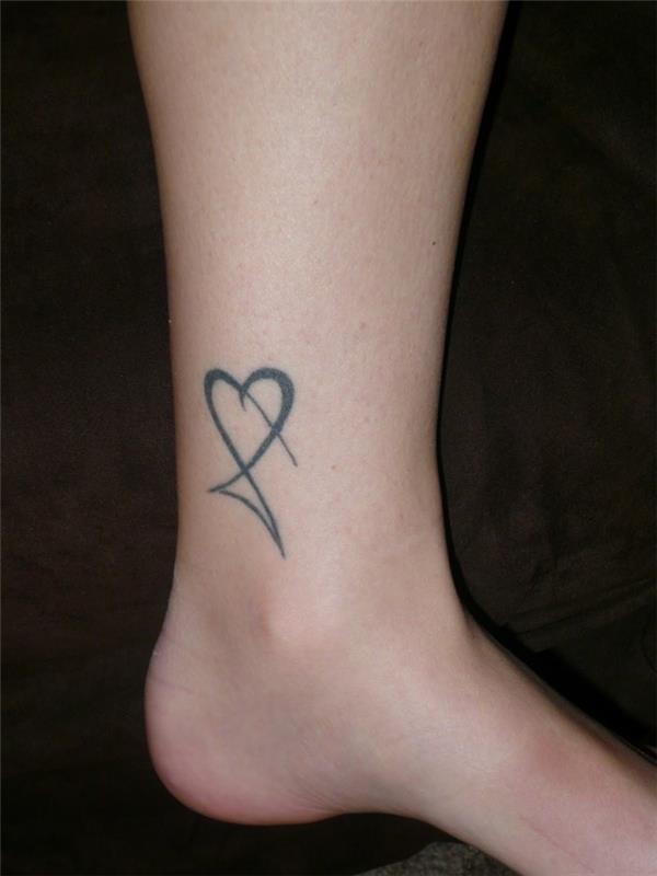 de beaux tatouages ​​ont un coeur sur la cheville