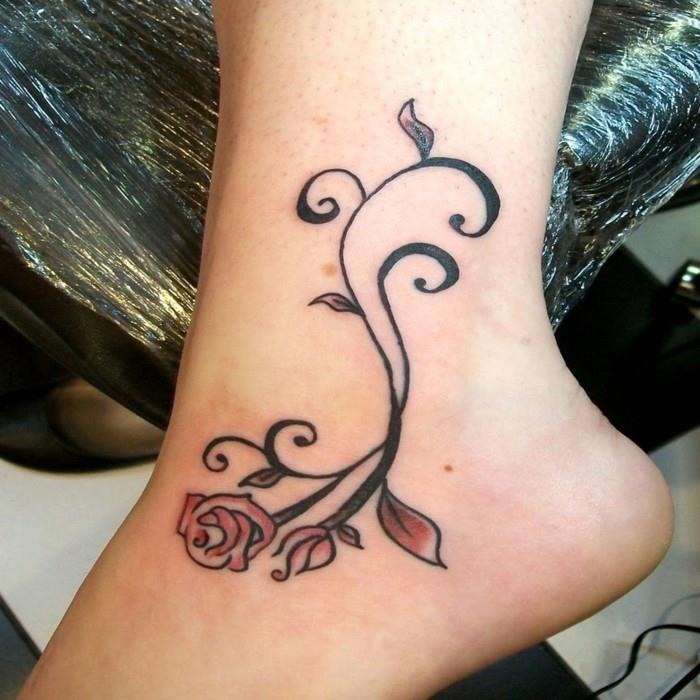 piękne tatuaże kobiece i eleganckie róże z liśćmi