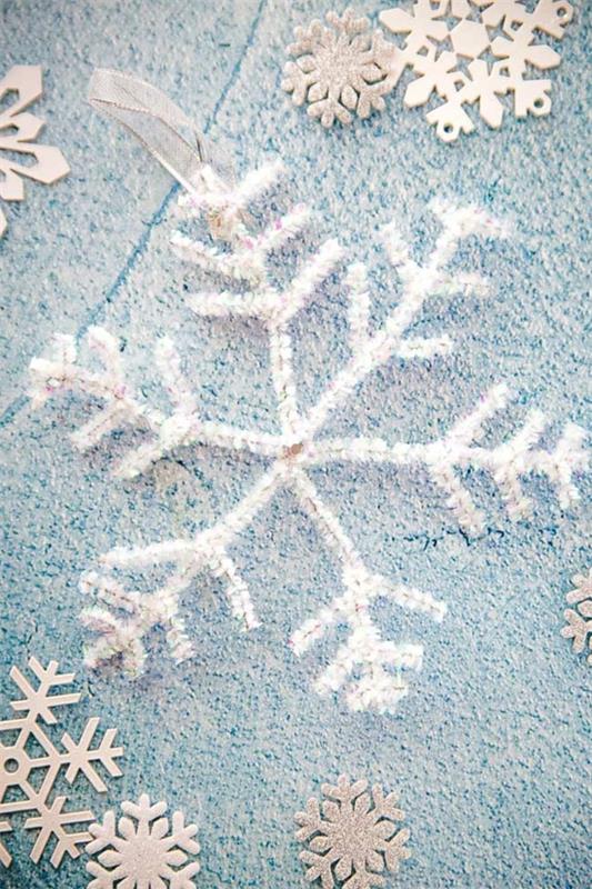 Zrób ozdoby świąteczne w kształcie płatka śniegu za pomocą środka do czyszczenia fajek