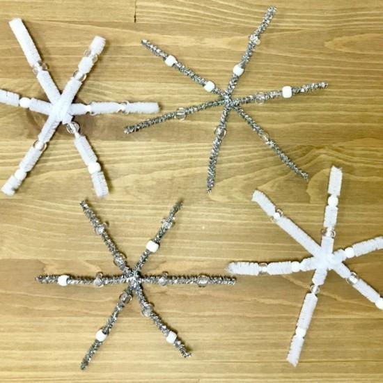 Faire des flocons de neige avec des perles et des cure-pipes