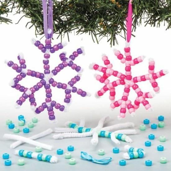 Faire des flocons de neige avec des perles cure-pipe