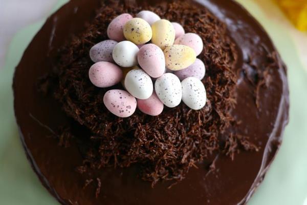 Czekoladowe ciasto jajko słodycze piec wielkanocne gniazdo