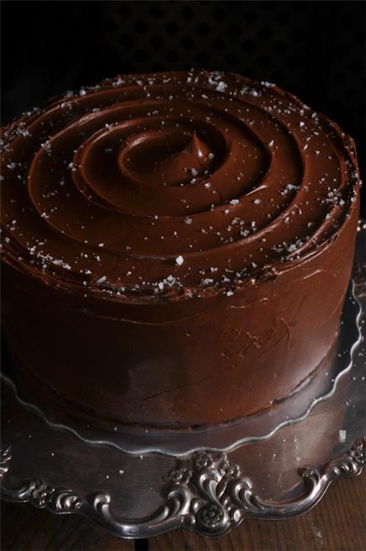 ciasto czekoladowe glazura spiralna z ciemnej czekolady