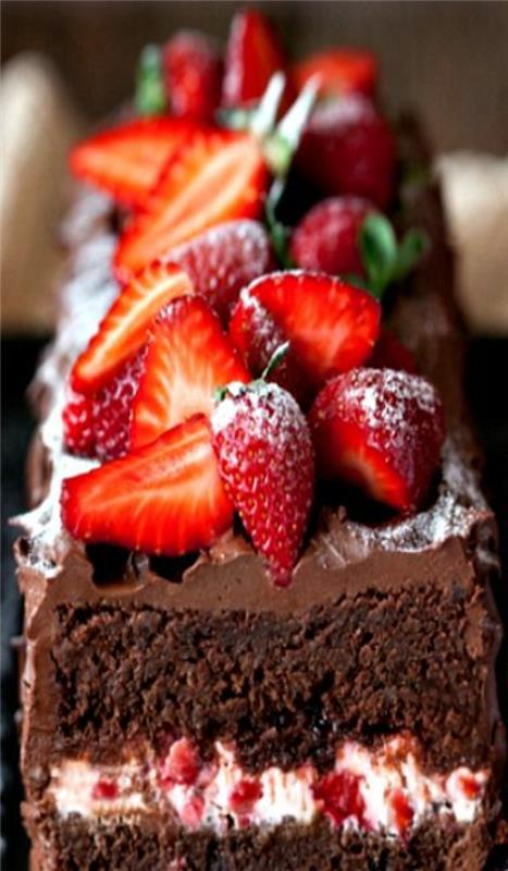 ciasto czekoladowe truskawki warstwy cukru pudru