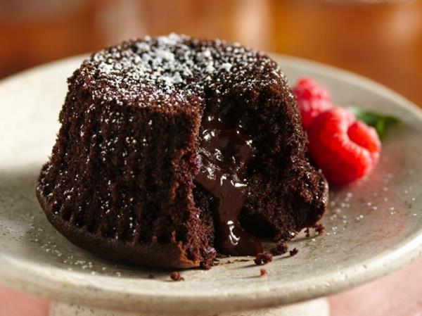 gâteau au chocolat conception fascinante décoration de mûres