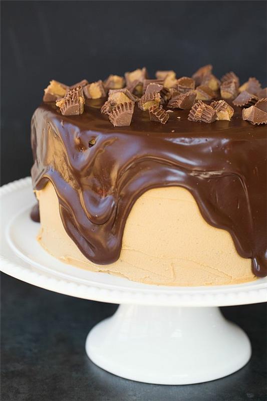 ciasto czekoladowe glazura białe tło czekoladki