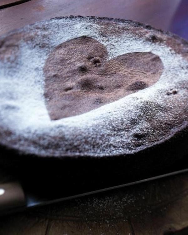 ciasto czekoladowe serce cukier puder