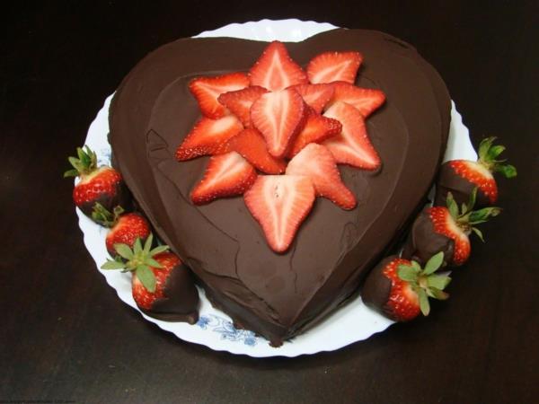 ciasto czekoladowe w kształcie serca truskawki świeże