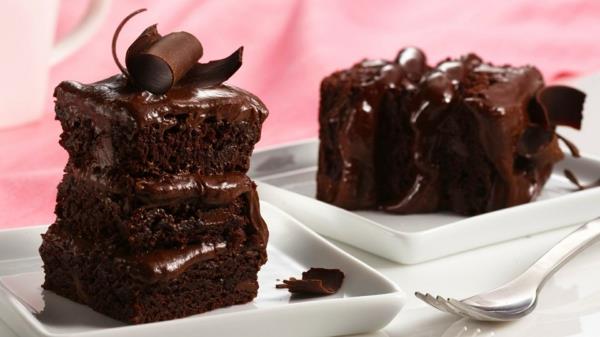 Ciasto czekoladowe udekorowane kilkoma warstwami
