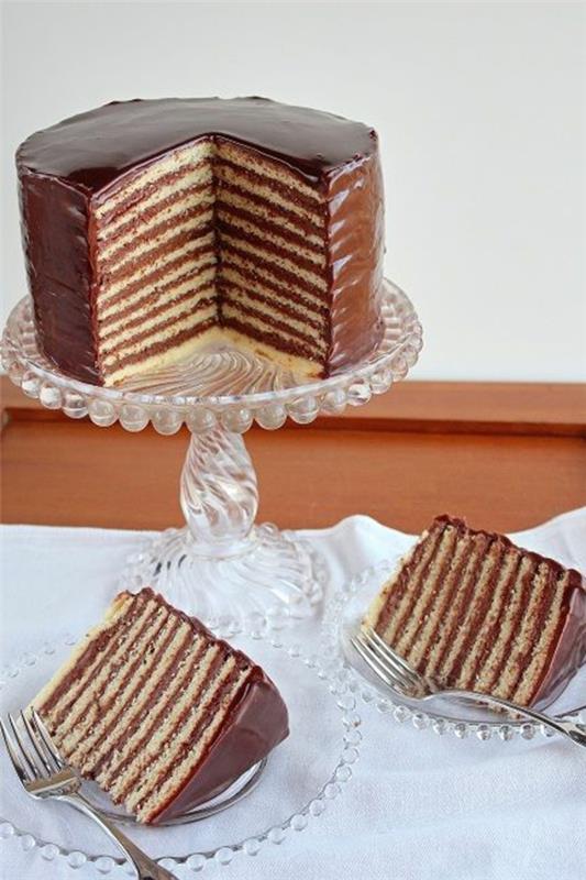 warstwy ciasta czekoladowego biały brązowy