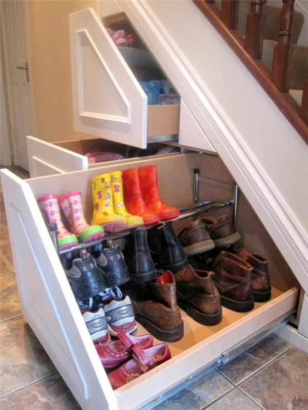 Armoire sous les escaliers pour ranger les chaussures dans le couloir de la cage d'escalier