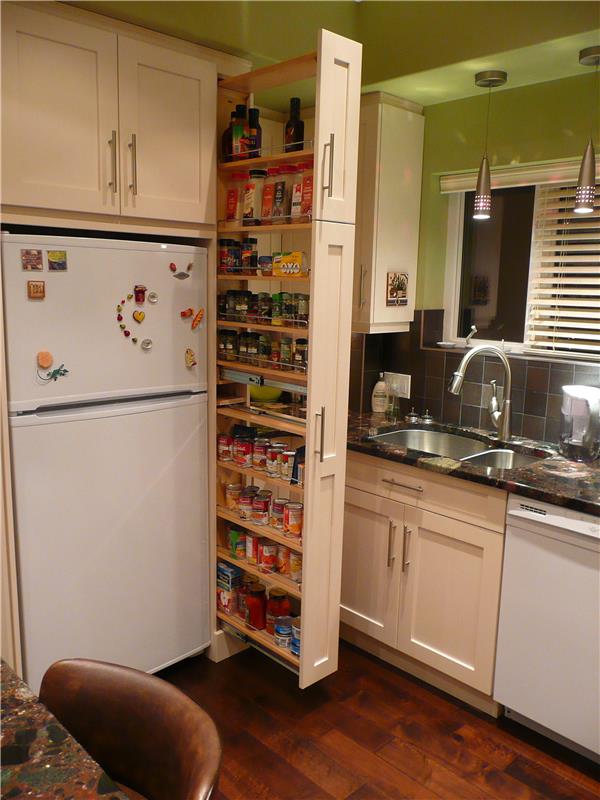 tiroir à côté du réfrigérateur garde-manger cuisine