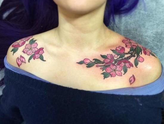 tatuaż na ramieniu z kwiatem wiśni