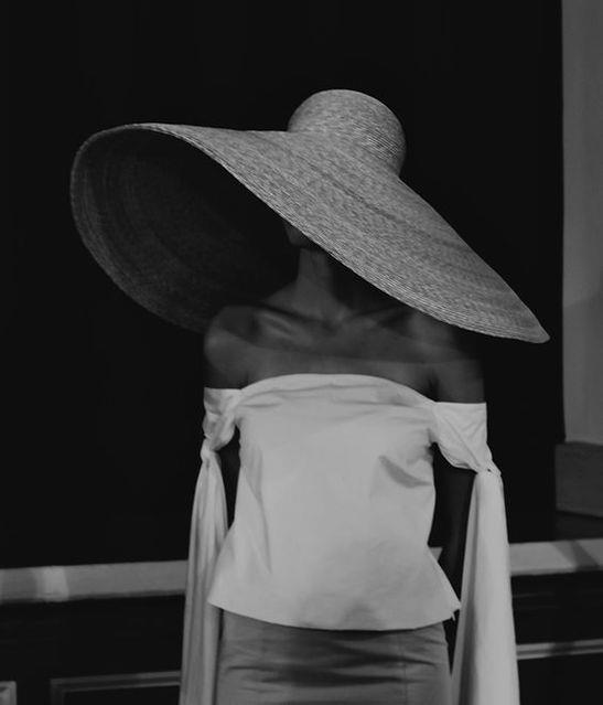 photo en noir et blanc avec chapeau de soleil