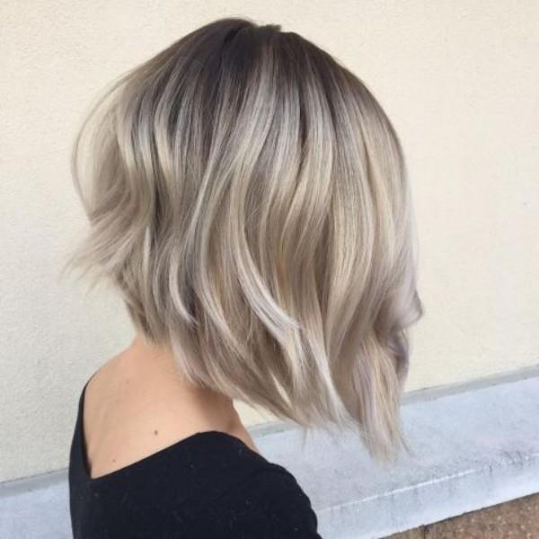 top noir et cheveux blonds - coiffures pour cheveux fins