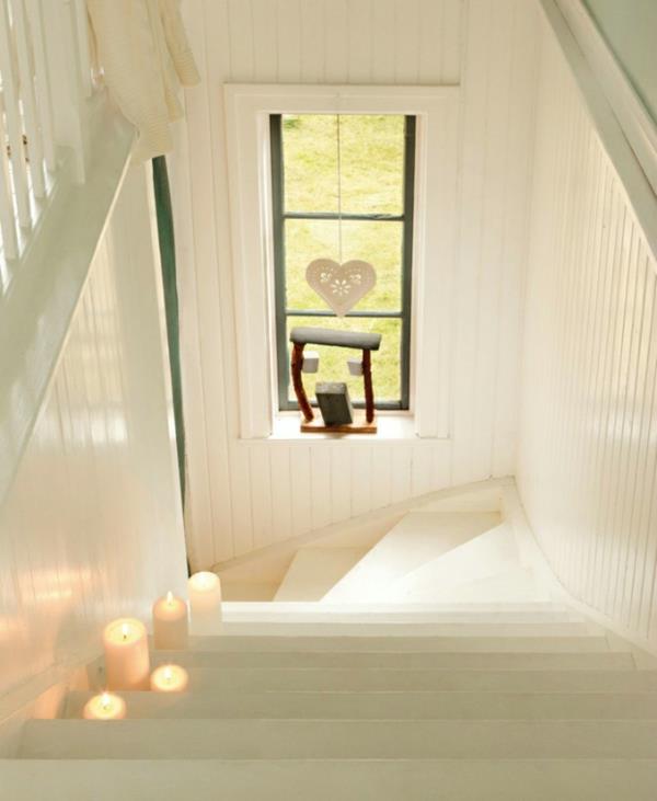 Abri de jardin suédois escalier en colimaçon en blanc et bougies pilier