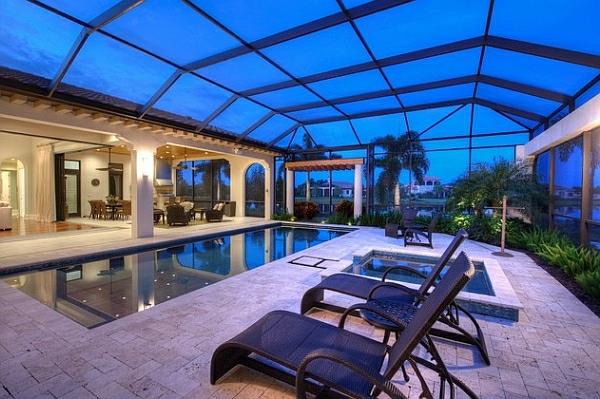 piscine à la maison couverte de végétation tropicale