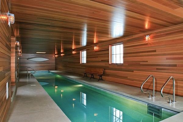 piscine à la maison planches de bois revêtement mural