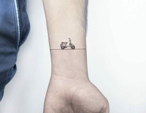 scooter petits tatouages ​​hommes serrés au poignet