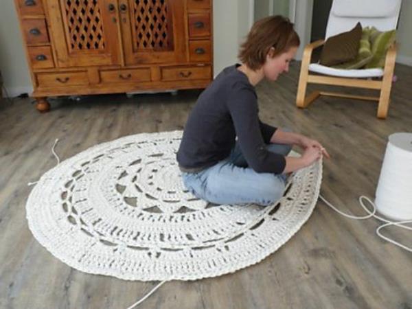 własnoręcznie wykonany haftowany dywan okrągły
