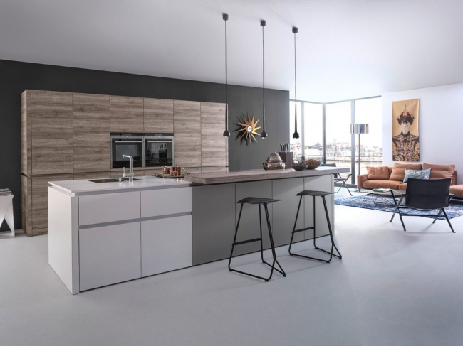 Novodobá studiová kuchyně s neutrálním pozadím a lakonickými nábytkovými moduly