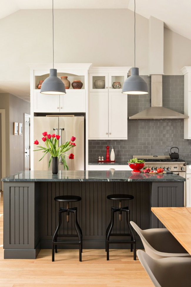 Сив кухненски комплект, сиви лампи, метални домакински уреди, подредени с яркочервени кухненски аксесоари
