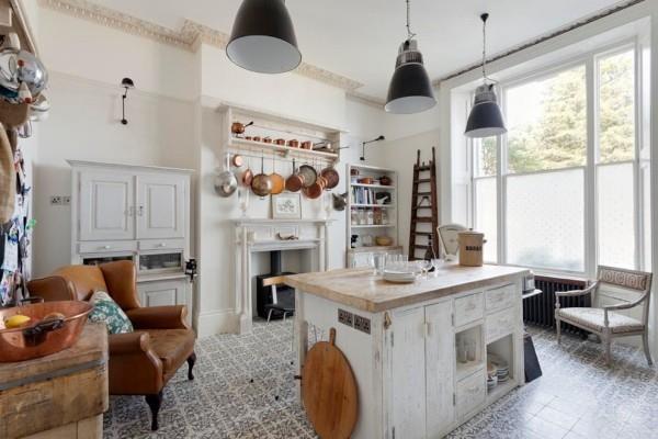 shabby chic kuchnia czarne akcenty wyspa kuchenna