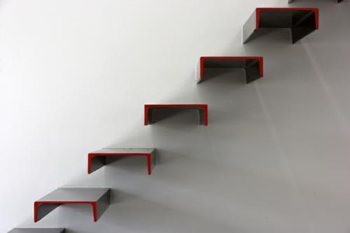 elegancki wystrój wnętrz schody szary czerwony prosty kształt