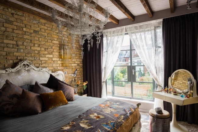 Schminktisch mit Ottomane im Schlafzimmer im Loft-Stil Schminktisch mit Ottomane für Schlafzimmer im Loft-Stil