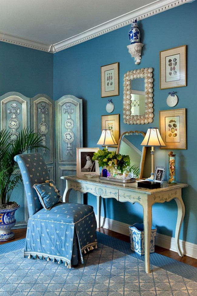 Ein ähnliches Design des Schminktischs eignet sich für einen klassischen Stil oder ein orientalisches Interieur.