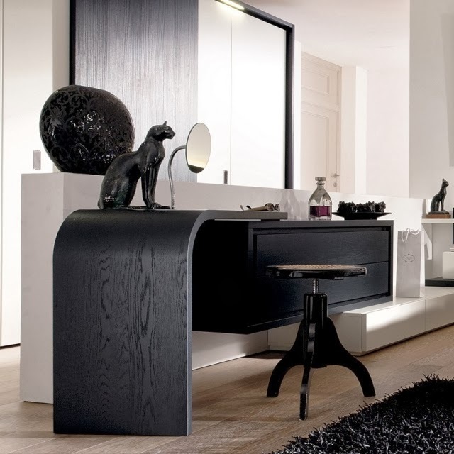 Ungewöhnlich geschwungene Form der Tischplatte, geeignet für moderne und anspruchsvolle Art-Deco-Interieur