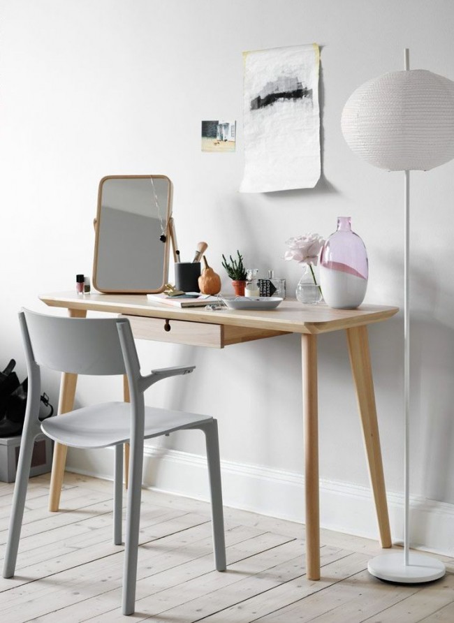 Ein weiterer minimalistischer Schminktisch von Ikea mit einem kleinen Klappspiegel