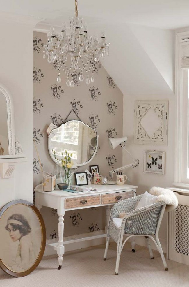 Korbsessel in der Ecke eines Shabby Chic Zimmers