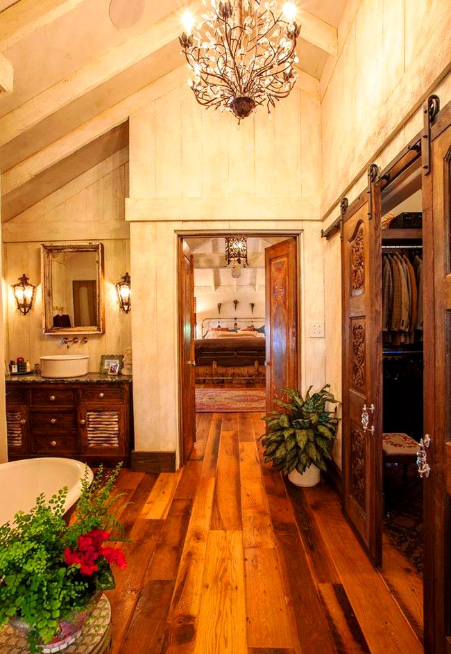Liebhaber des rustikalen Stils werden die dunkle Holzgarderobe zu schätzen wissen, die in Kombination mit eleganten Details der Badezimmerausstattung den Geschmack des Besitzers unterstreicht