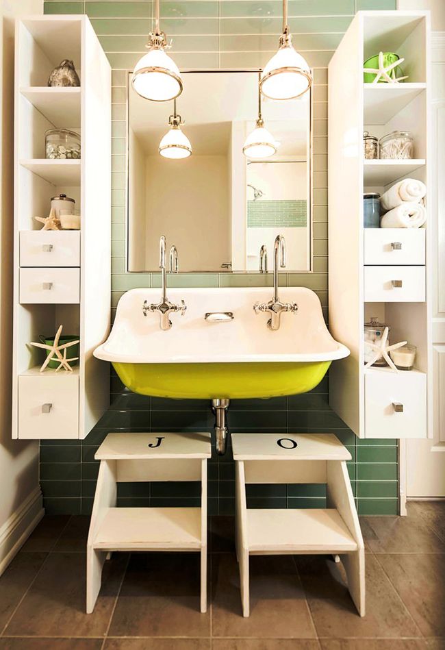 Symmetrische Schränke mit Regalen und Schubladen werden eine schöne Ergänzung zum gesamten Badezimmer-Interieur sein und auch als zuverlässige Aufbewahrung von persönlichen Gegenständen dienen.