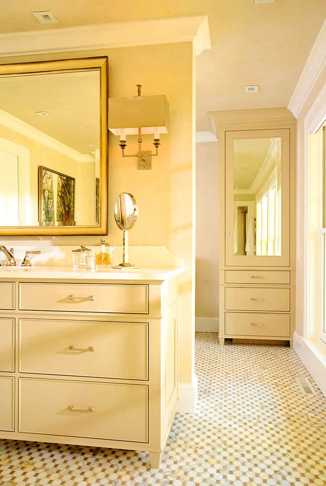 Ein Federmäppchen mit beigem Spiegel wird im Badezimmer hell und aristokratisch aussehen