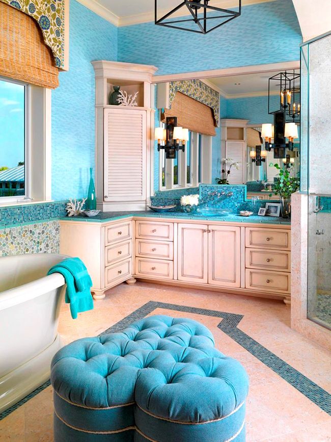 Weiße Möbel heben die hellen Farben des Interieurs wunderbar hervor, so dass weiße Eckschränke perfekt in das Design eines Badezimmers mit türkisfarbenen Wänden passen.