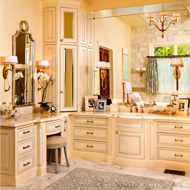 Mit so einem Eckschrank mit vielen Schubladen wird das Badezimmer zu einem echten Beauty-Studio