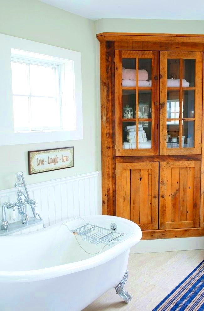 Ein Federmäppchen aus Holz ist ein schönes Detail für ein Badezimmer, in das sich alle notwendigen Dinge falten lassen