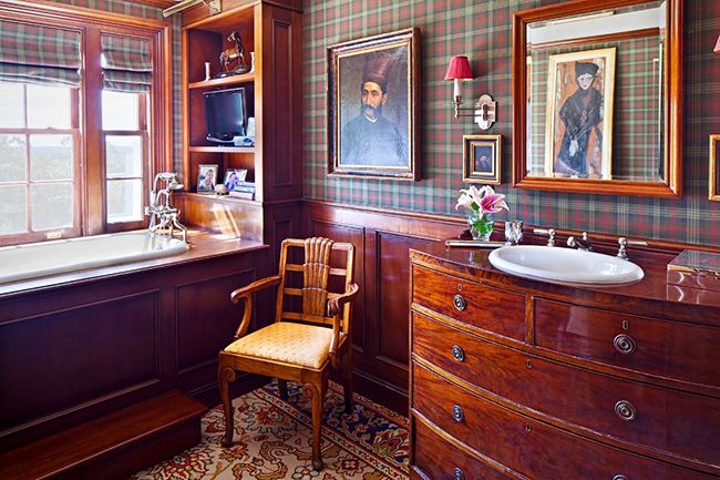 Ein Holzunterschrank im Badezimmer ist ein umweltfreundlicher Haushaltsgegenstand, der alle Habseligkeiten des Besitzers zuverlässig bewahrt