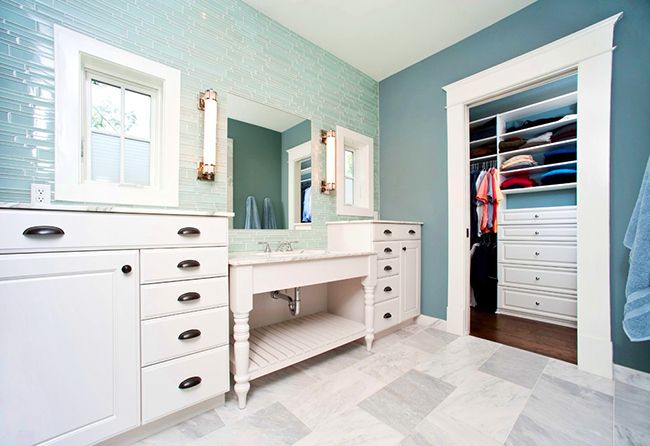 Der Badunterschrank bietet Platz für Badetücher, Wäschekorb oder Hygieneartikel