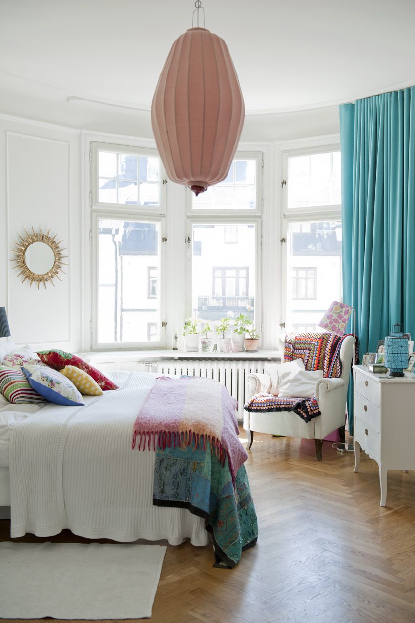Schöne türkisfarbene Vorhänge für ein rundes Erkerfenster