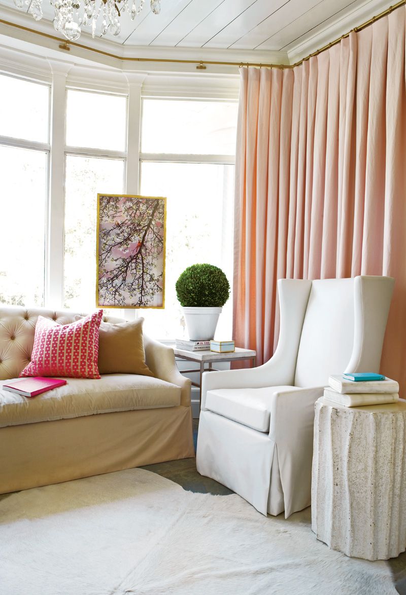 Zarte Vorhänge in Rosatönen werden perfekt mit dem allgemeinen Stil des Interieurs in Pastellfarben kombiniert