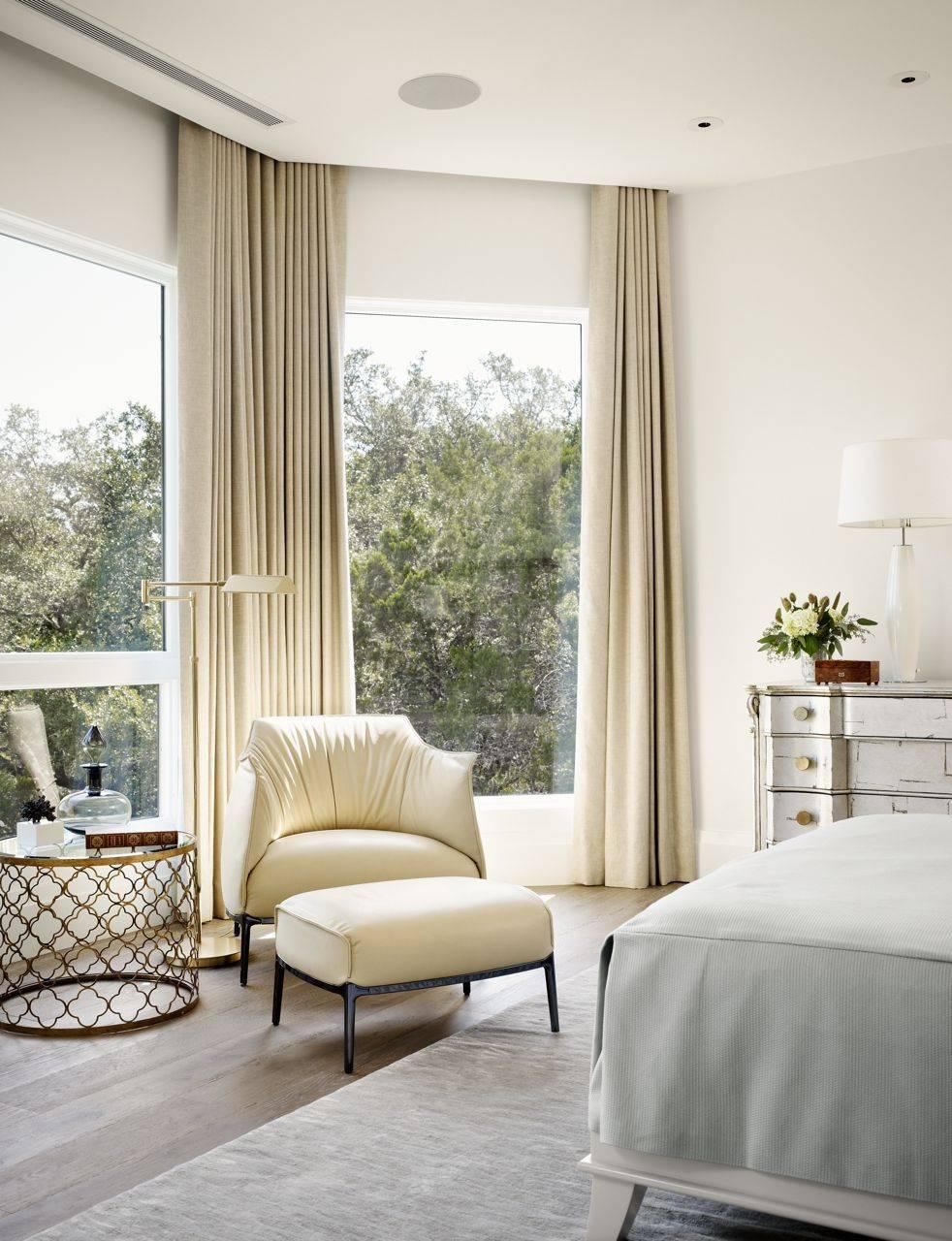 Пастелните завеси за еркера в спалнята създават усещане за комфорт и уют